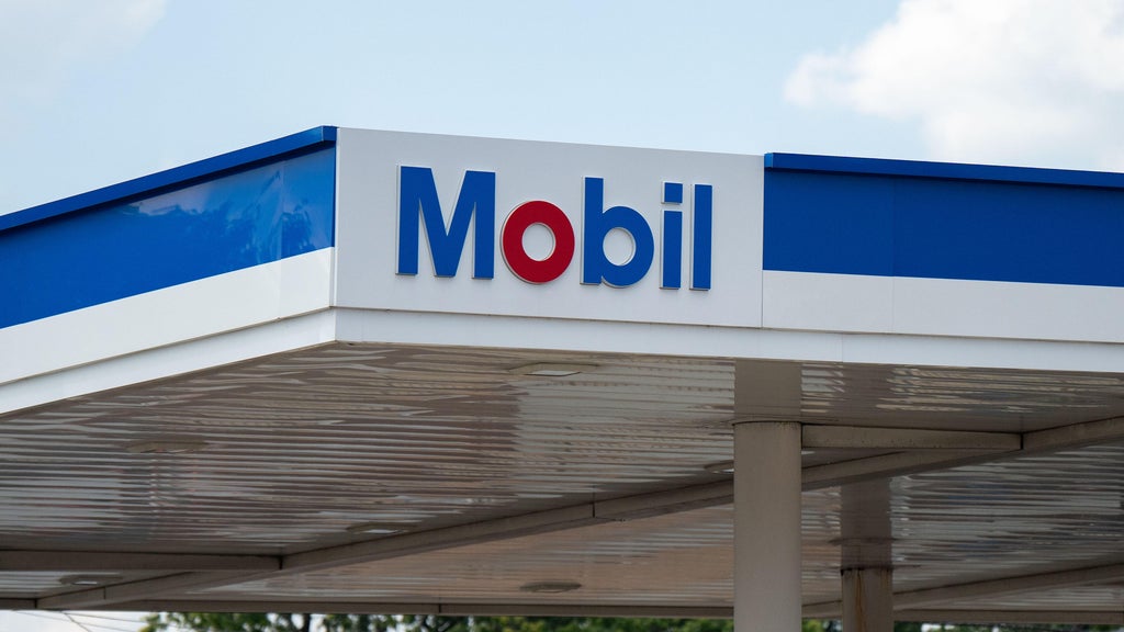 Woman pumping gas at Florida gas station set on fire by stranger, police say — CBS Miami, Jupiter Health news