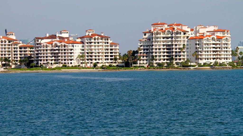 Man struck by boat propeller while in water off Miami Beach marina, FWC says — CBS Miami, Jupiter Health news