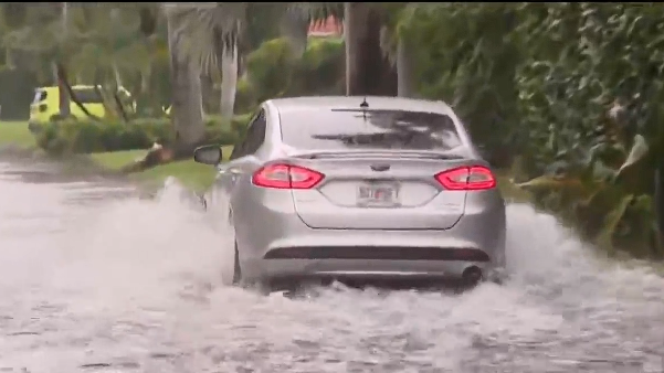 Heavy rain leaves flooded streets, hazardous driving conditions in Broward County — CBS Miami, Jupiter Community news