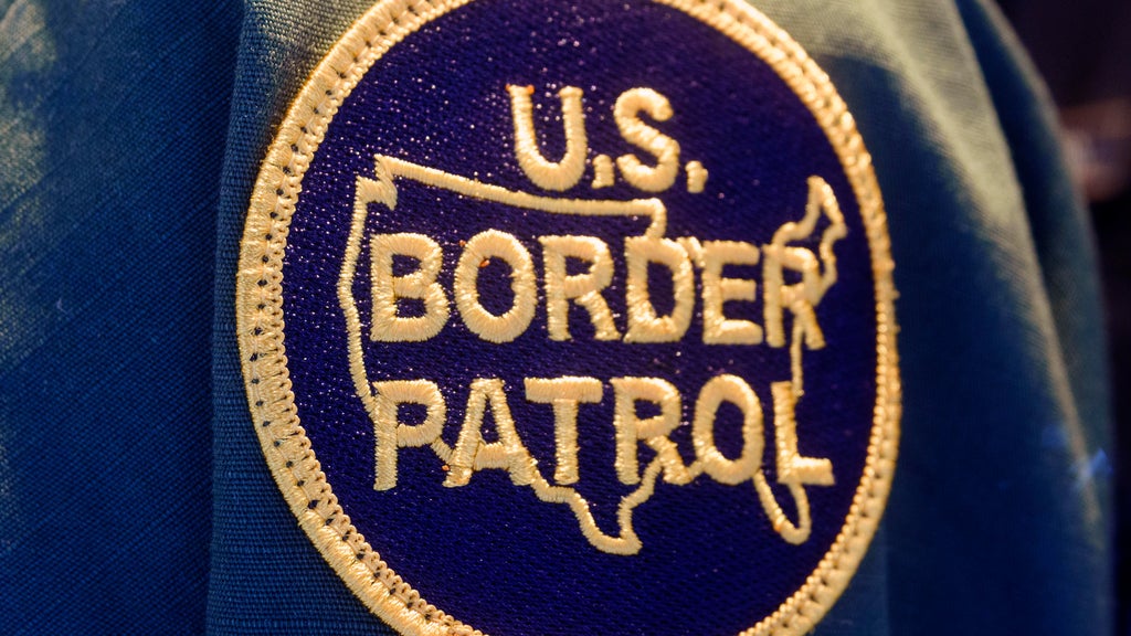 Border Patrol agents spotted at Florida early voting site were trying to cast ballots, election official says — CBS Miami, Jupiter Sports news