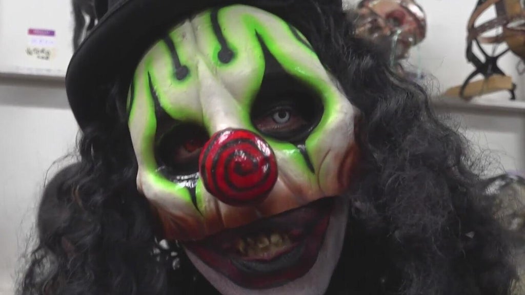 South Florida scare actor sells ice by day, haunts by night — CBS Miami, Jupiter Sports news