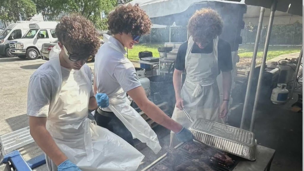 Miami high school students serving up more than just a hot meal for those in need — CBS Miami, Jupiter Schools news