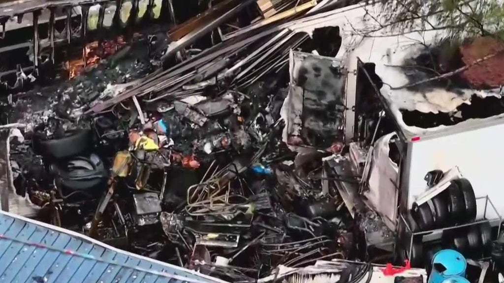 Pets survive massive mobile home fire in West Little River — CBS Miami, Jupiter Community news