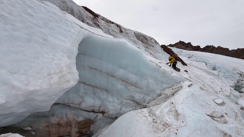 Florida man injured climbing California's Mount Shasta rescued after 2 nights in freezing temps — CBS Miami, Jupiter Health news