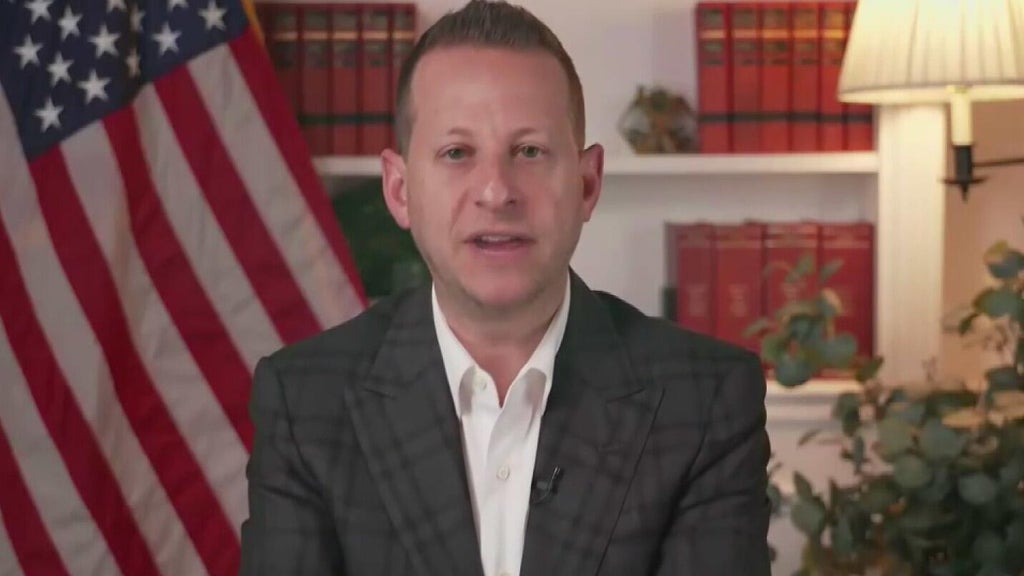 Man arrested in Palm Beach County for threatening voicemail against Rep. Jared Moskowitz — CBS Miami, Jupiter Community news