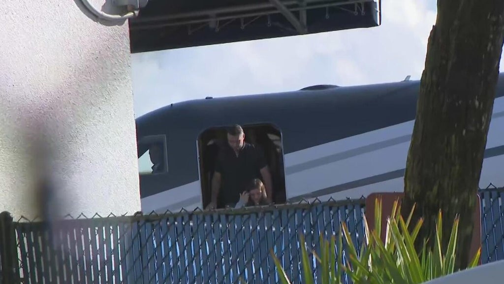 Defeated Brazilian presidential candidate Flávio Bolsonaro lands in Miami with family — Jupiter Community news