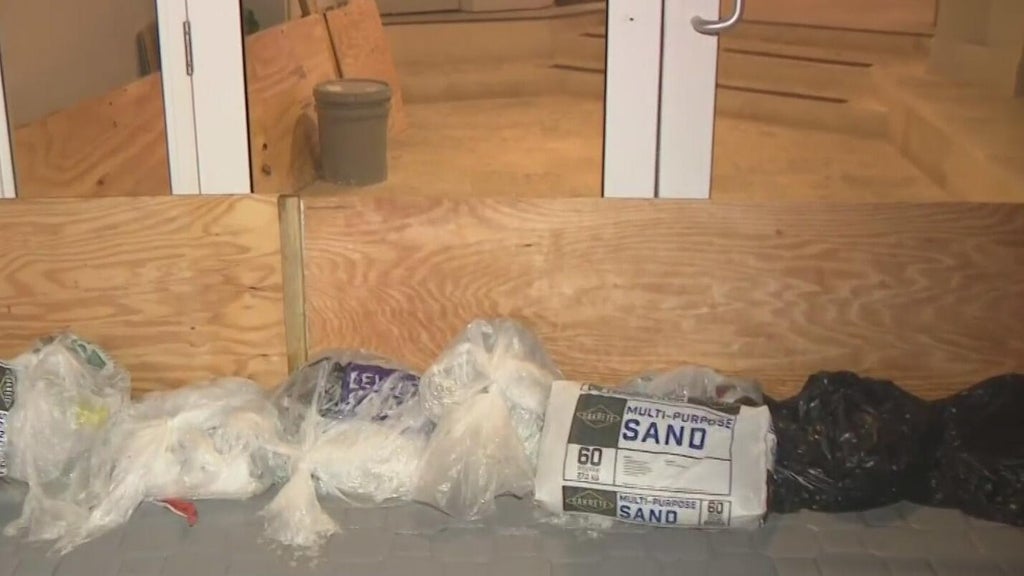 South Florida king tides have businesses preparing for more flooding Monday — CBS Miami, Jupiter Business news