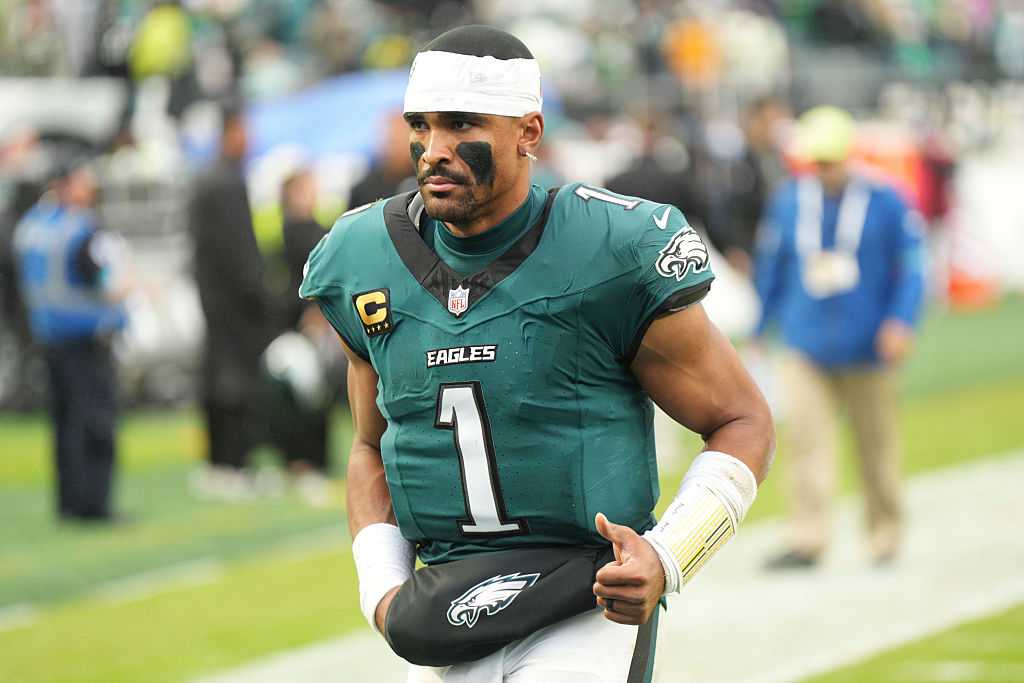 Jalen Hurts out for season after doctors find multiple blood clots in his lungs — WPBF Sports Palm Beach, Jupiter Health news